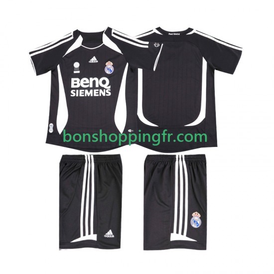 Maillot Rétro Extérieur Real Madrid 2006 2007 Manches Courtes Jeune Enfant(+shorts) Maillot Rétro Extérieur Real Madrid 2006 2007 Manches Courtes Jeune Enfant(+shorts)