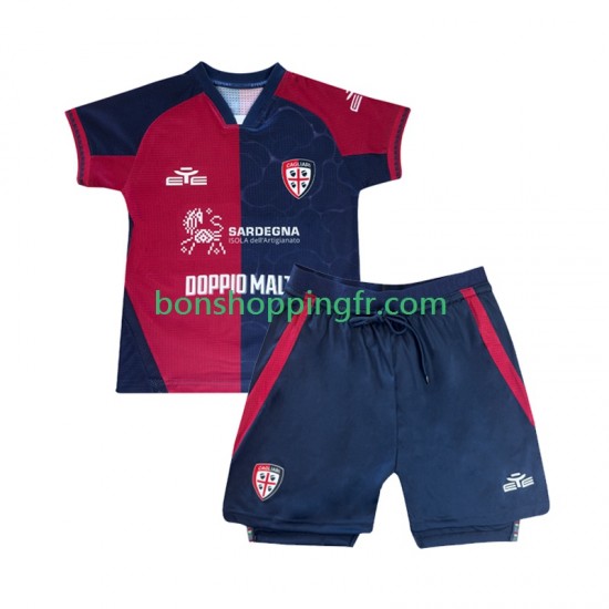 Maillot Domicile Cagliari 2025-2026 Manches Courtes Jeune Enfant(+shorts) Maillot Domicile Cagliari 2025-2026 Manches Courtes Jeune Enfant(+shorts)